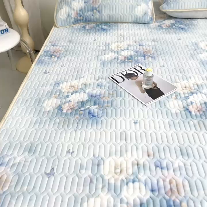 91家纺网 家纺一手货源 找家纺 美丽折2026新品6mm厚天然乳胶凉席三件套 大版印花卡通乳胶凉席平铺款 花影