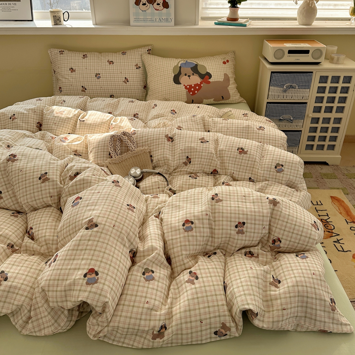 91家纺网 家纺一手货源 找家纺 耀悦家纺 2026新款双层纱全棉四件套大版枕套混搭款博主ins风格款纯棉四件套 绿格耳机狗