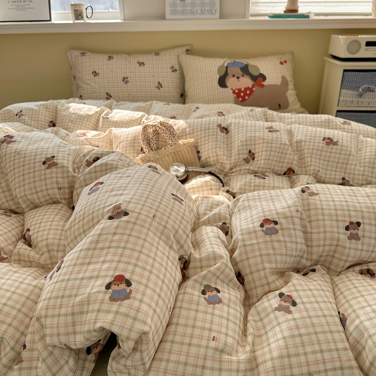 91家纺网 家纺一手货源 找家纺 耀悦家纺 2026新款双层纱全棉四件套大版枕套混搭款博主ins风格款纯棉四件套 绿格耳机狗