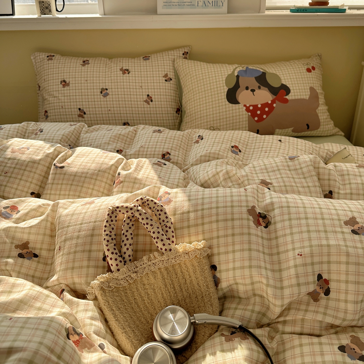 91家纺网 家纺一手货源 找家纺 耀悦家纺 2026新款双层纱全棉四件套大版枕套混搭款博主ins风格款纯棉四件套 绿格耳机狗