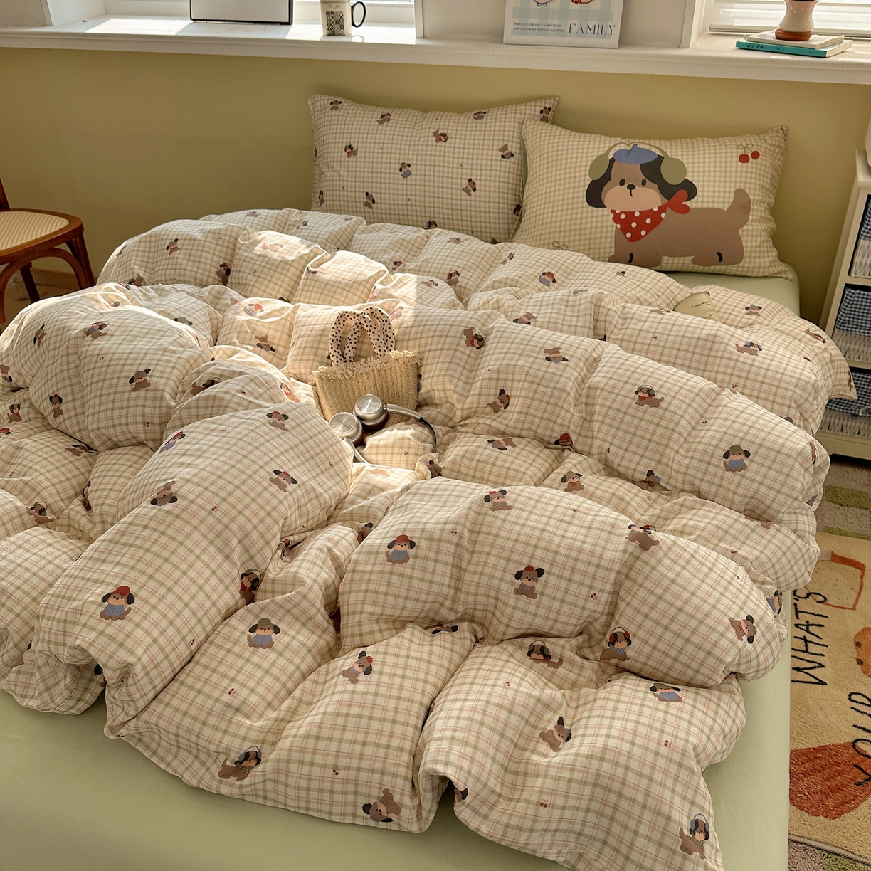 91家纺网 家纺一手货源 找家纺 耀悦家纺 2026新款双层纱全棉四件套大版枕套混搭款博主ins风格款纯棉四件套 绿格耳机狗