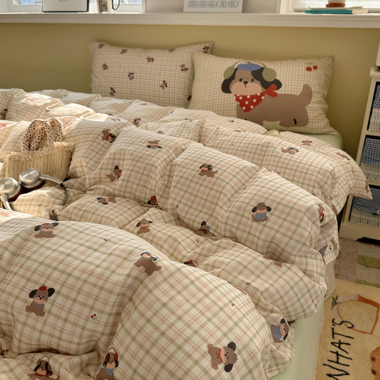 91家纺网 家纺一手货源 找家纺 耀悦家纺 2026新款双层纱全棉四件套大版枕套混搭款博主ins风格款纯棉四件套 绿格耳机狗