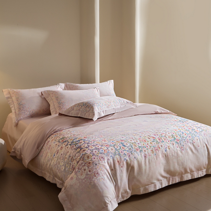 91家纺网 家纺一手货源 找家纺 U品汇 2026新品纯棉全棉平网大版数码印花四件套高端60支长绒棉贡缎埋绳宽边系列 浅春织梦（粉）