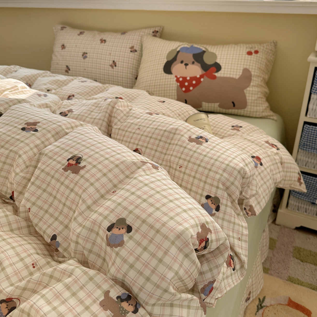 91家纺网 家纺一手货源 找家纺 耀悦家纺 2026新款双层纱全棉四件套大版枕套混搭款博主ins风格款纯棉四件套 绿格耳机狗