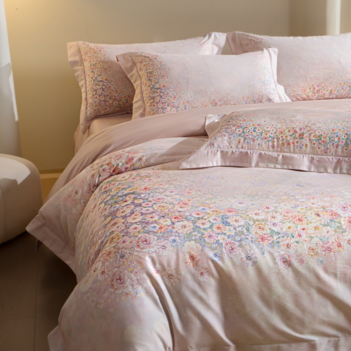 91家纺网 家纺一手货源 找家纺 U品汇 2026新品纯棉全棉平网大版数码印花四件套高端60支长绒棉贡缎埋绳宽边系列 浅春织梦（粉）