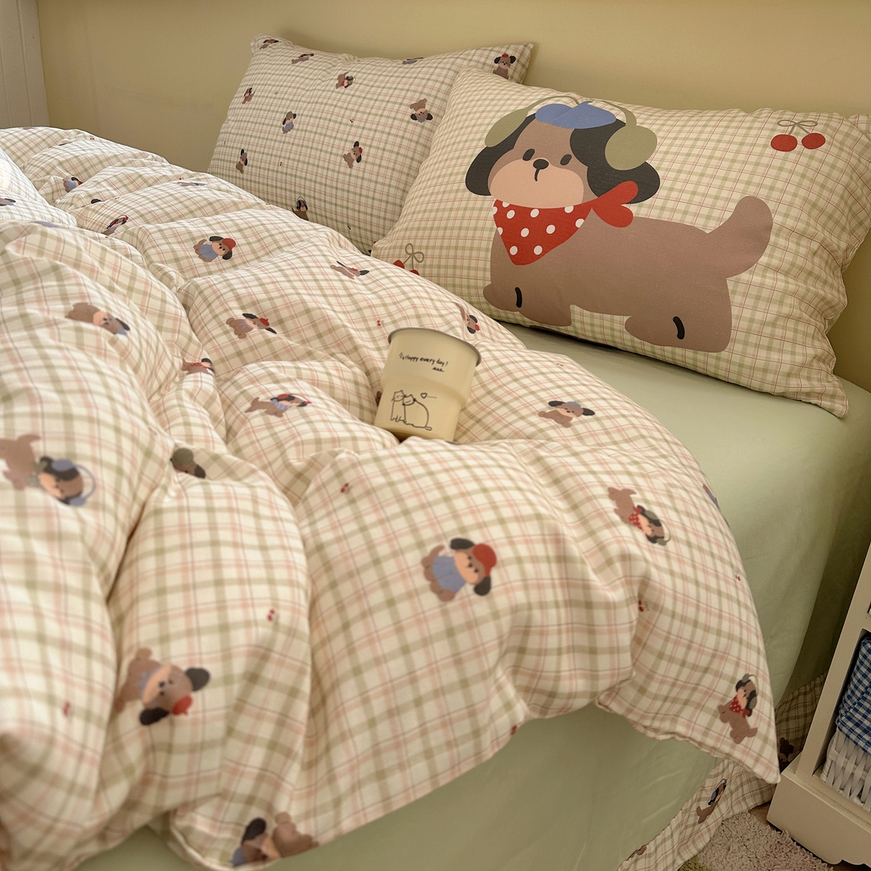 91家纺网 家纺一手货源 找家纺 耀悦家纺 2026新款双层纱全棉四件套大版枕套混搭款博主ins风格款纯棉四件套 绿格耳机狗