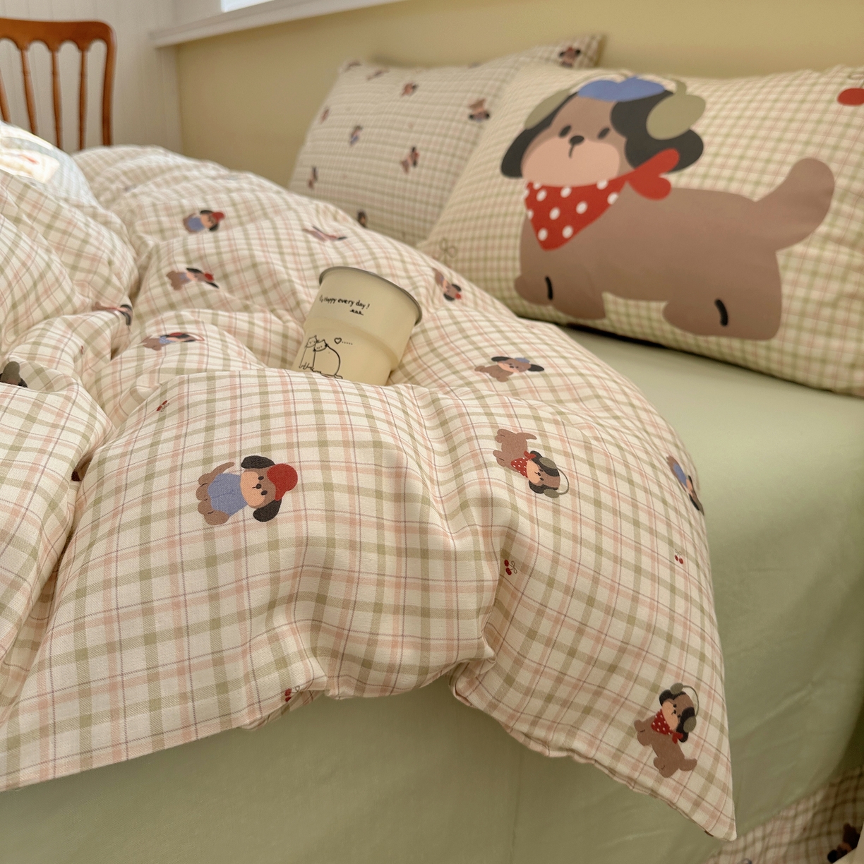 91家纺网 家纺一手货源 找家纺 耀悦家纺 2026新款双层纱全棉四件套大版枕套混搭款博主ins风格款纯棉四件套 绿格耳机狗