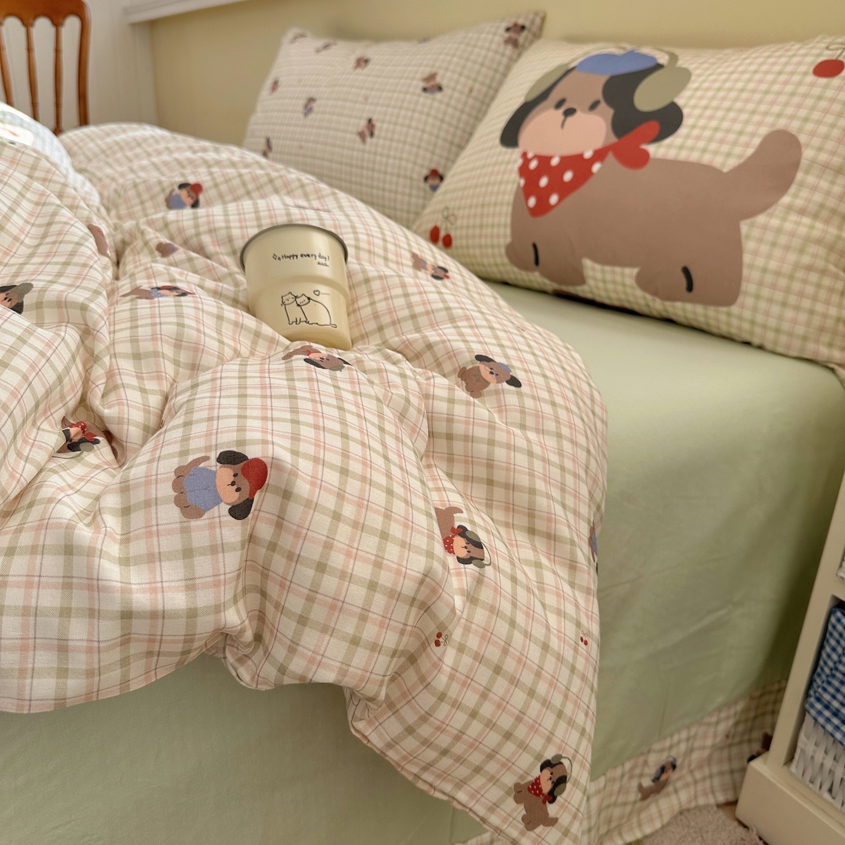 91家纺网 家纺一手货源 找家纺 耀悦家纺 2026新款双层纱全棉四件套大版枕套混搭款博主ins风格款纯棉四件套 绿格耳机狗