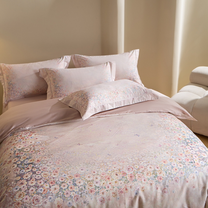 91家纺网 家纺一手货源 找家纺 U品汇 2026新品纯棉全棉平网大版数码印花四件套高端60支长绒棉贡缎埋绳宽边系列 浅春织梦（粉）