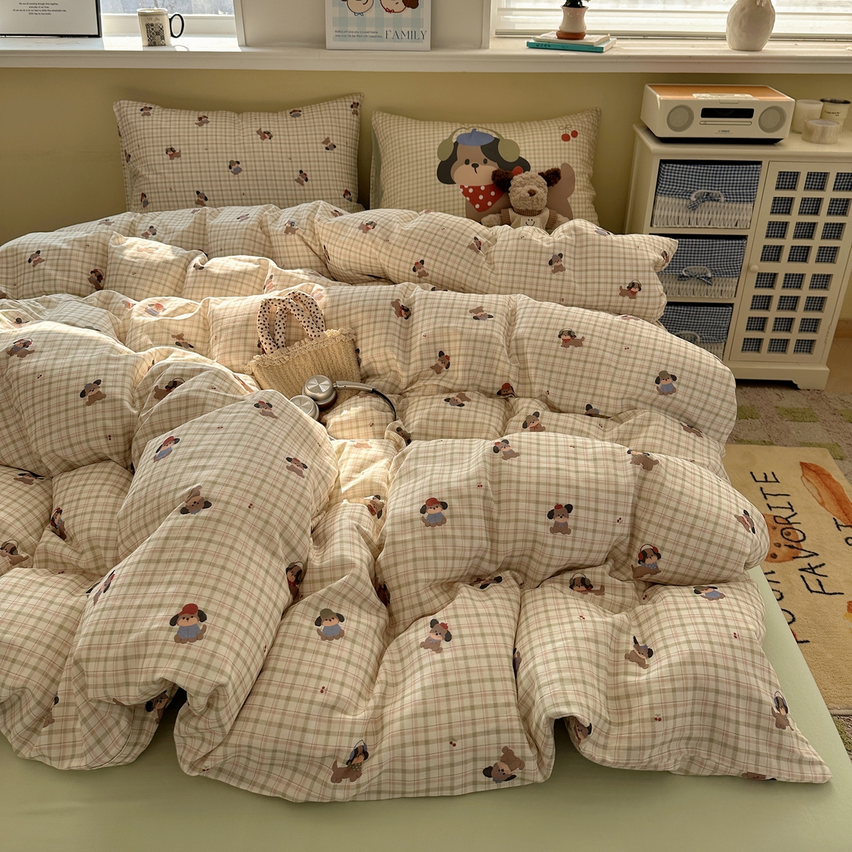 91家纺网 家纺一手货源 找家纺 耀悦家纺 2026新款双层纱全棉四件套大版枕套混搭款博主ins风格款纯棉四件套 绿格耳机狗