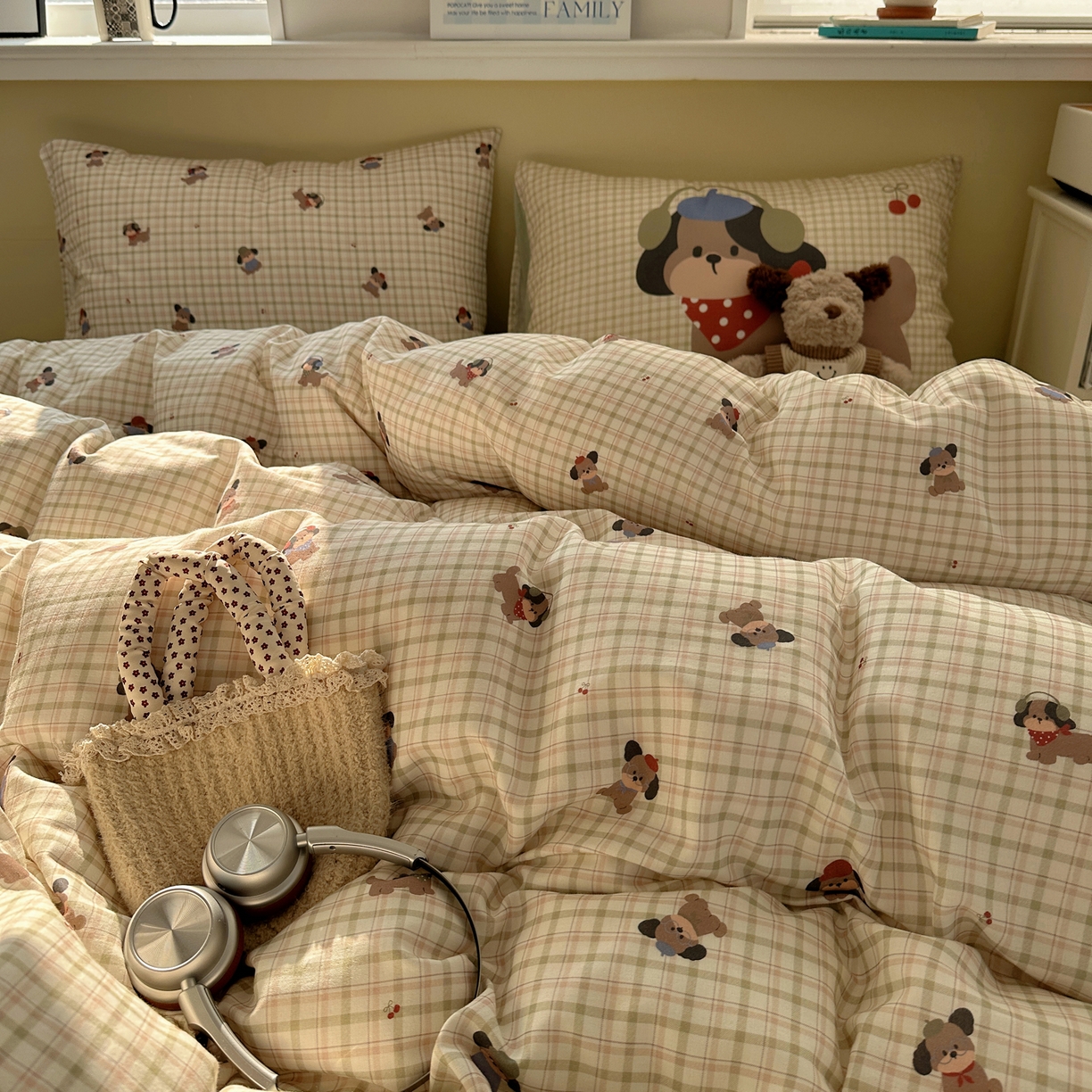 91家纺网 家纺一手货源 找家纺 耀悦家纺 2026新款双层纱全棉四件套大版枕套混搭款博主ins风格款纯棉四件套 绿格耳机狗