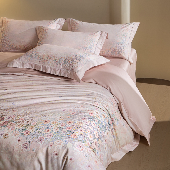 91家纺网 家纺一手货源 找家纺 U品汇 2026新品纯棉全棉平网大版数码印花四件套高端60支长绒棉贡缎埋绳宽边系列 浅春织梦（粉）