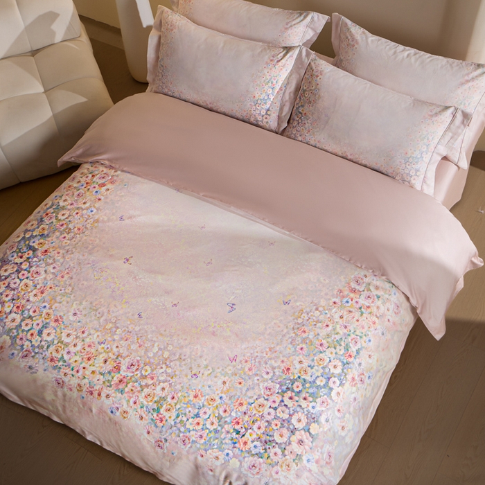 91家纺网 家纺一手货源 找家纺 U品汇 2026新品纯棉全棉平网大版数码印花四件套高端60支长绒棉贡缎埋绳宽边系列 浅春织梦（粉）