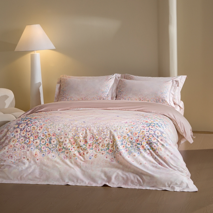 91家纺网 家纺一手货源 找家纺 U品汇 2026新品纯棉全棉平网大版数码印花四件套高端60支长绒棉贡缎埋绳宽边系列 浅春织梦（粉）