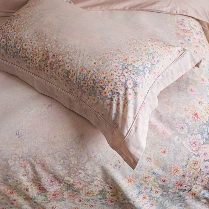 91家纺网 家纺一手货源 找家纺 U品汇 2026新品纯棉全棉平网大版数码印花四件套高端60支长绒棉贡缎埋绳宽边系列 浅春织梦（粉）