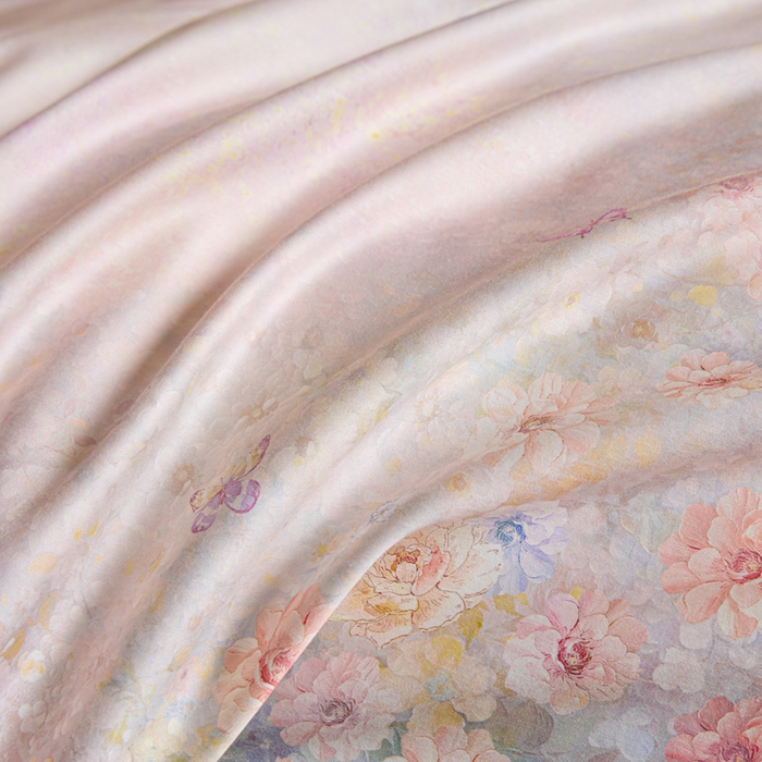 91家纺网 家纺一手货源 找家纺 U品汇 2026新品纯棉全棉平网大版数码印花四件套高端60支长绒棉贡缎埋绳宽边系列 浅春织梦（粉）