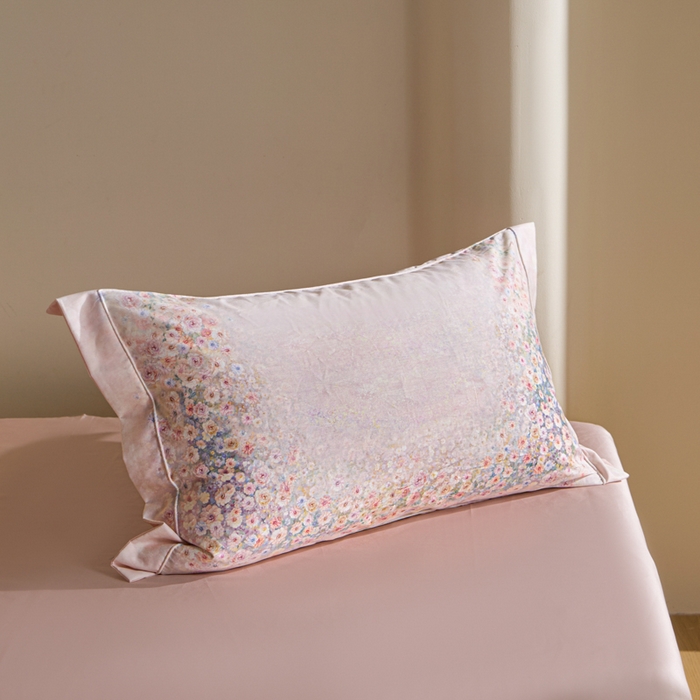 91家纺网 家纺一手货源 找家纺 U品汇 2026新品纯棉全棉平网大版数码印花四件套高端60支长绒棉贡缎埋绳宽边系列 浅春织梦（粉）