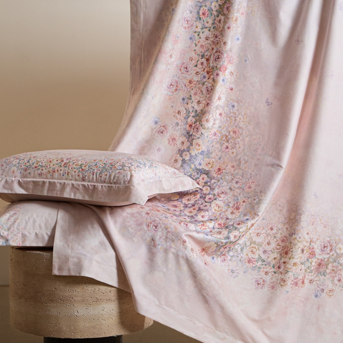 91家纺网 家纺一手货源 找家纺 U品汇 2026新品纯棉全棉平网大版数码印花四件套高端60支长绒棉贡缎埋绳宽边系列 浅春织梦（粉）