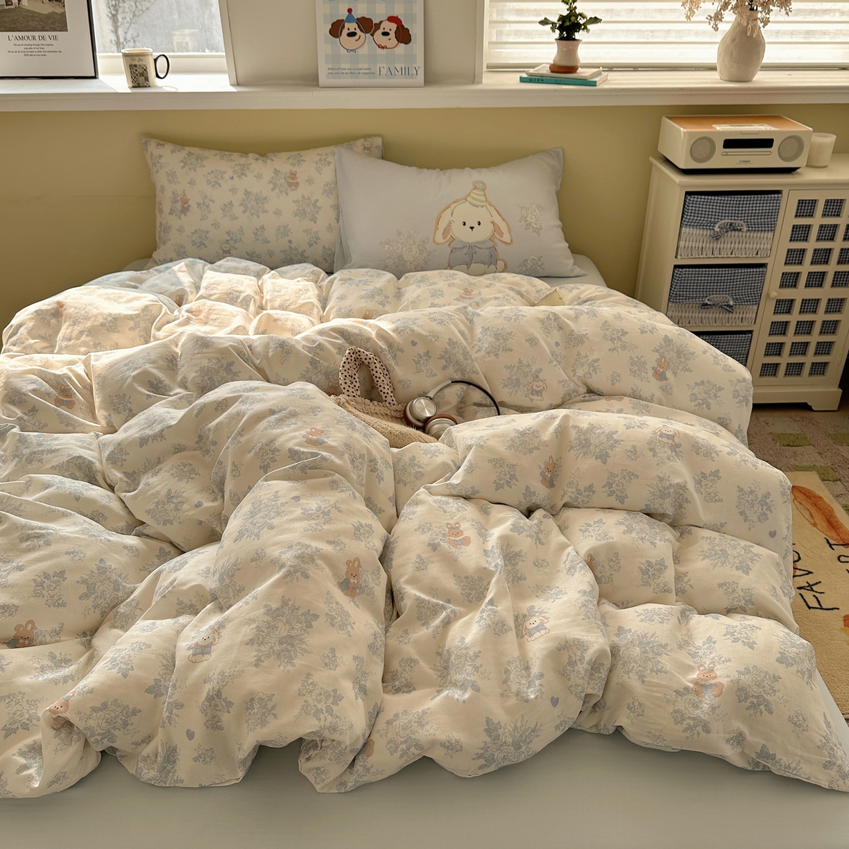 91家纺网 家纺一手货源 找家纺 耀悦家纺 2026新款双层纱全棉四件套大版枕套混搭款博主ins风格款纯棉四件套 莫奈花园兔兔