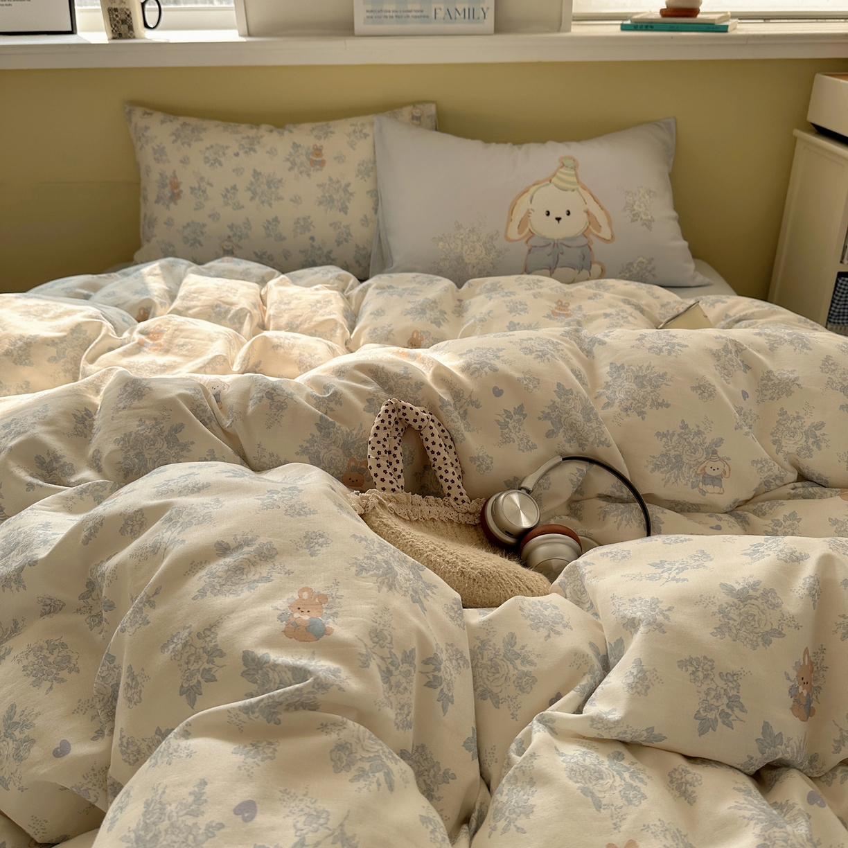 91家纺网 家纺一手货源 找家纺 耀悦家纺 2026新款双层纱全棉四件套大版枕套混搭款博主ins风格款纯棉四件套 莫奈花园兔兔