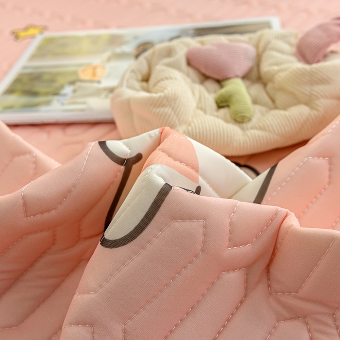 91家纺网 家纺一手货源 找家纺 优雅星家纺 2026新款凉感丝印花乳胶凉席 仔仔兔