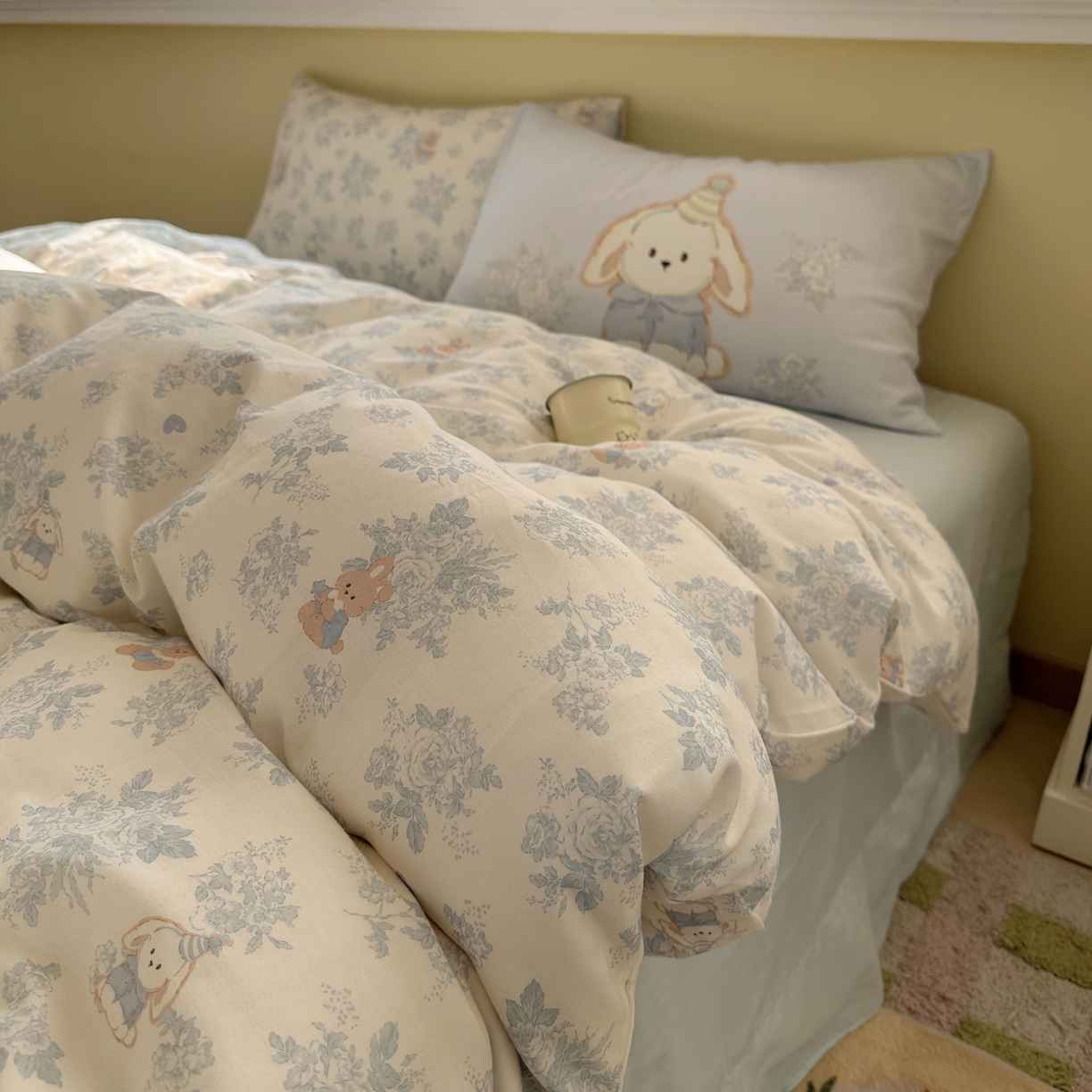 91家纺网 家纺一手货源 找家纺 耀悦家纺 2026新款双层纱全棉四件套大版枕套混搭款博主ins风格款纯棉四件套 莫奈花园兔兔