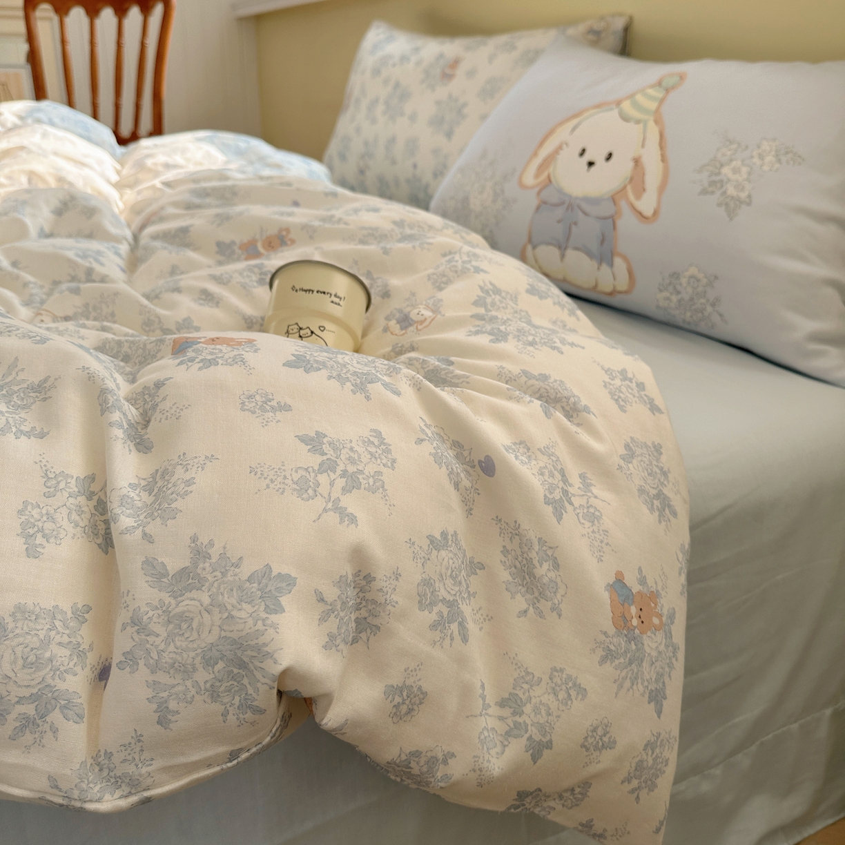 91家纺网 家纺一手货源 找家纺 耀悦家纺 2026新款双层纱全棉四件套大版枕套混搭款博主ins风格款纯棉四件套 莫奈花园兔兔