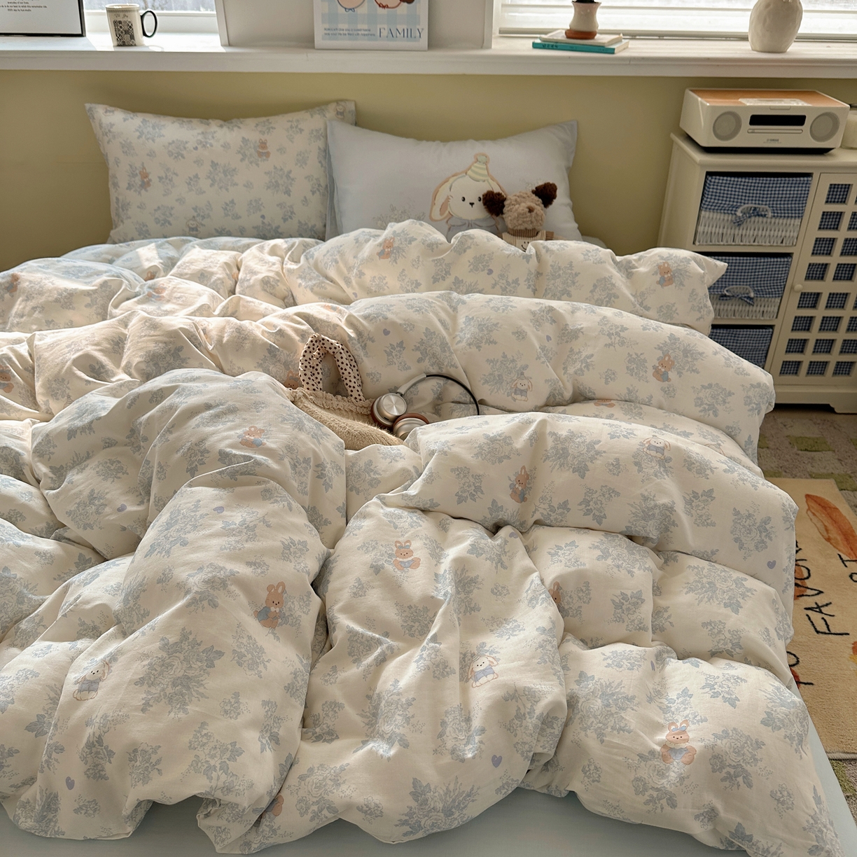 91家纺网 家纺一手货源 找家纺 耀悦家纺 2026新款双层纱全棉四件套大版枕套混搭款博主ins风格款纯棉四件套 莫奈花园兔兔