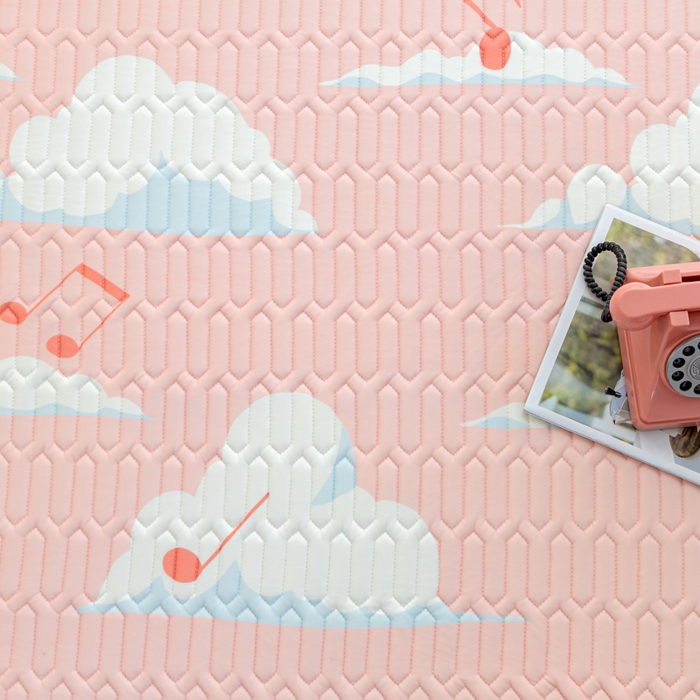 91家纺网 家纺一手货源 找家纺 优雅星家纺 2026新款凉感丝印花乳胶凉席 云动音符