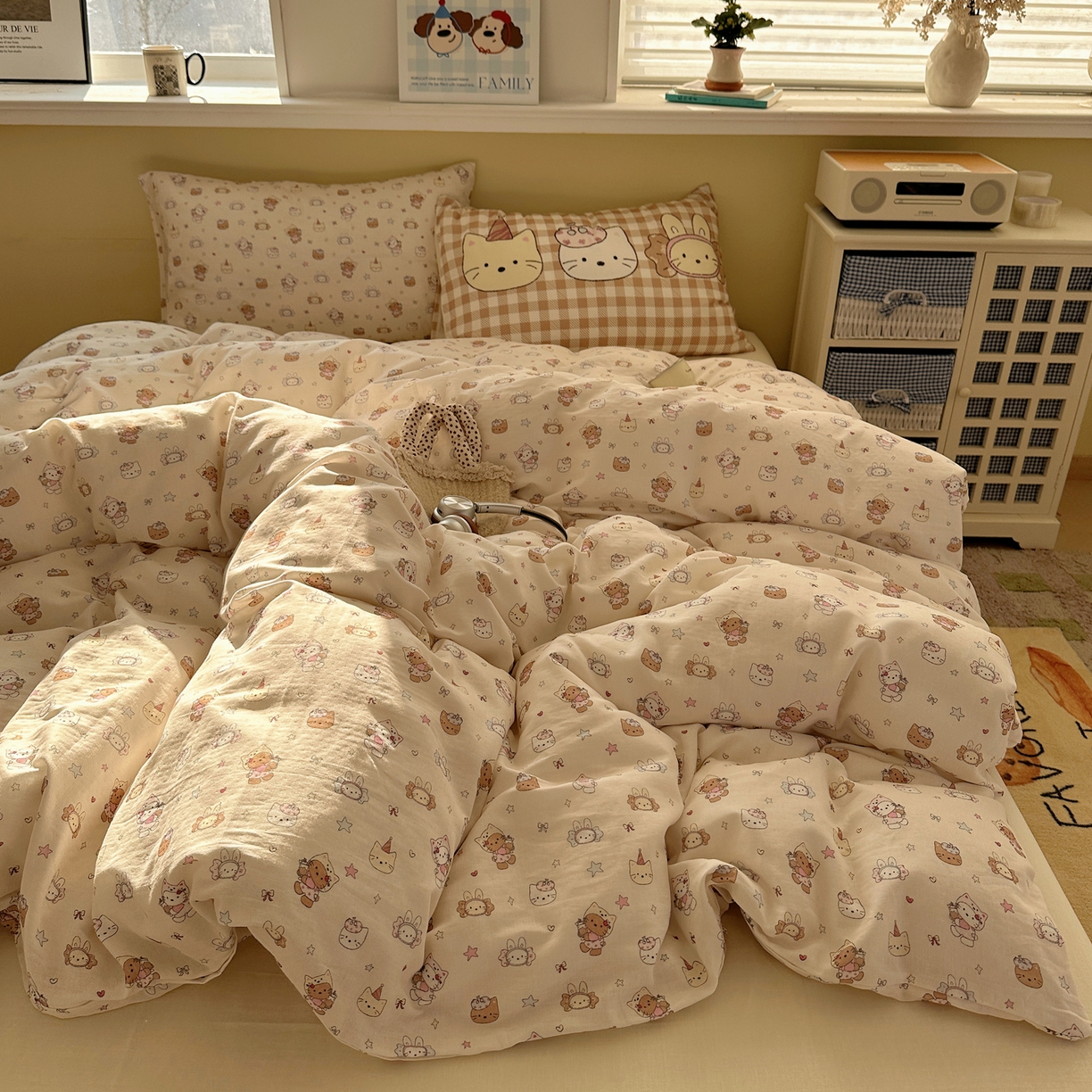 91家纺网 家纺一手货源 找家纺 耀悦家纺 2026新款双层纱全棉四件套大版枕套混搭款博主ins风格款纯棉四件套 闪耀萌宠喵