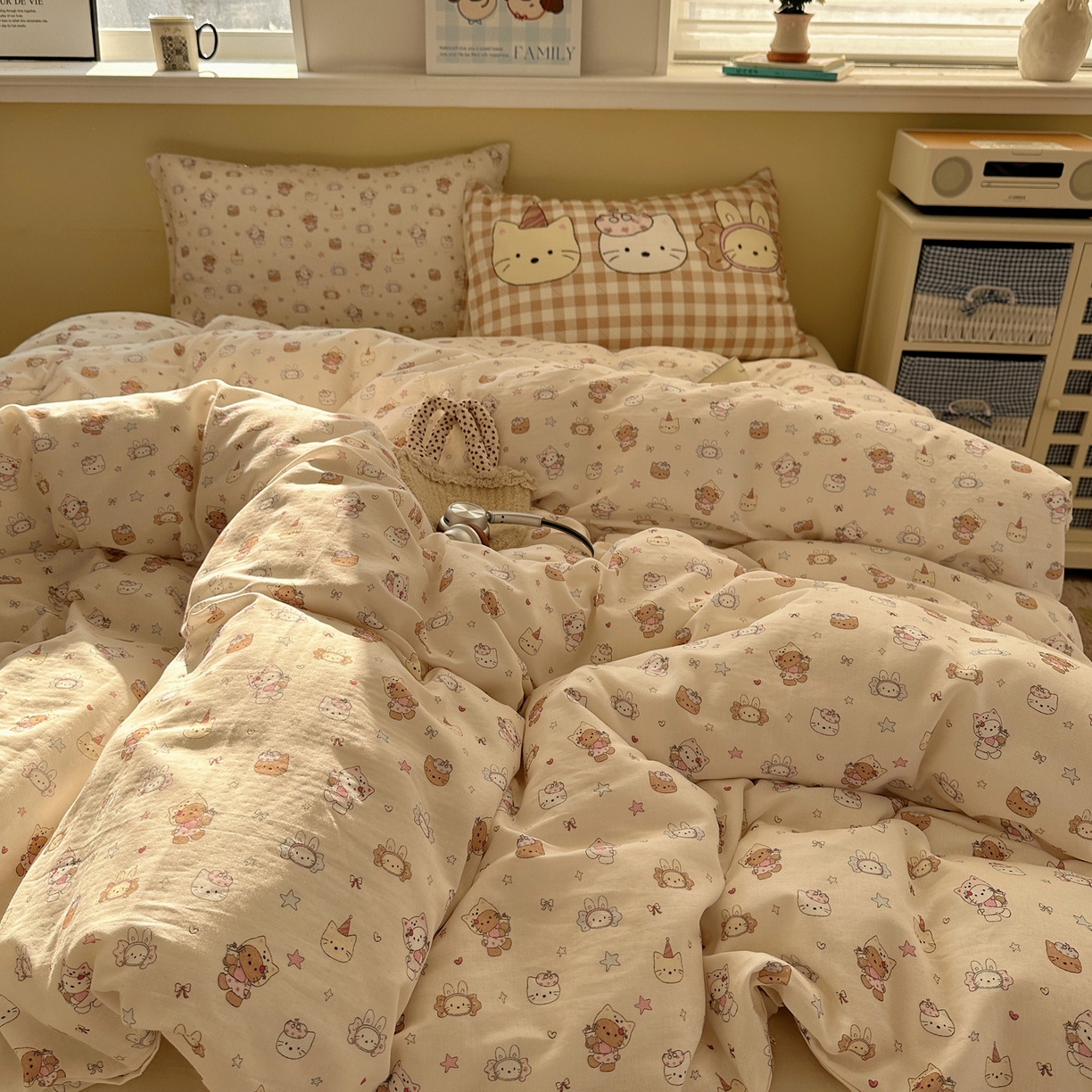 91家纺网 家纺一手货源 找家纺 耀悦家纺 2026新款双层纱全棉四件套大版枕套混搭款博主ins风格款纯棉四件套 闪耀萌宠喵