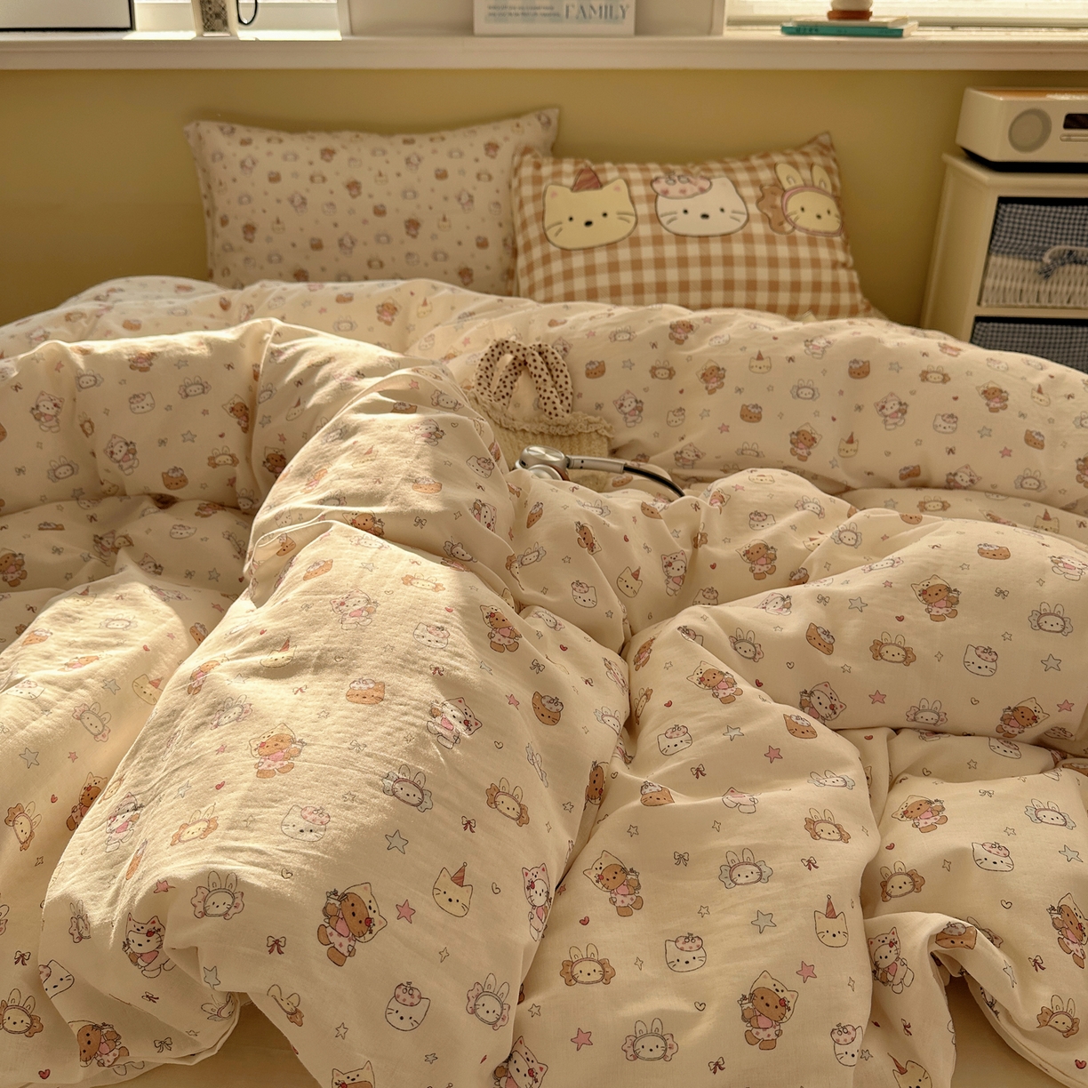 91家纺网 家纺一手货源 找家纺 耀悦家纺 2026新款双层纱全棉四件套大版枕套混搭款博主ins风格款纯棉四件套 闪耀萌宠喵