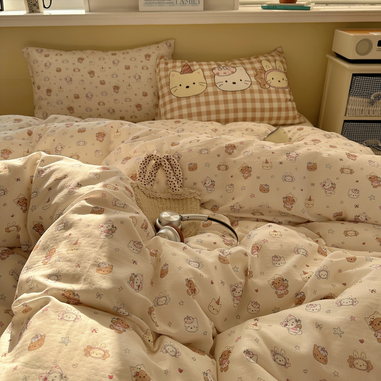 91家纺网 家纺一手货源 找家纺 耀悦家纺 2026新款双层纱全棉四件套大版枕套混搭款博主ins风格款纯棉四件套 闪耀萌宠喵