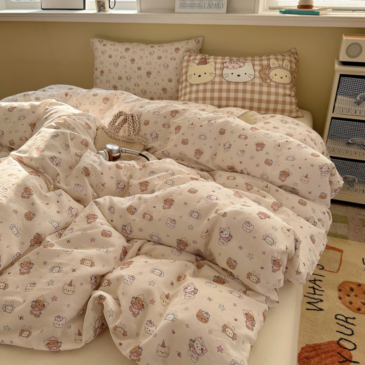 91家纺网 家纺一手货源 找家纺 耀悦家纺 2026新款双层纱全棉四件套大版枕套混搭款博主ins风格款纯棉四件套 闪耀萌宠喵