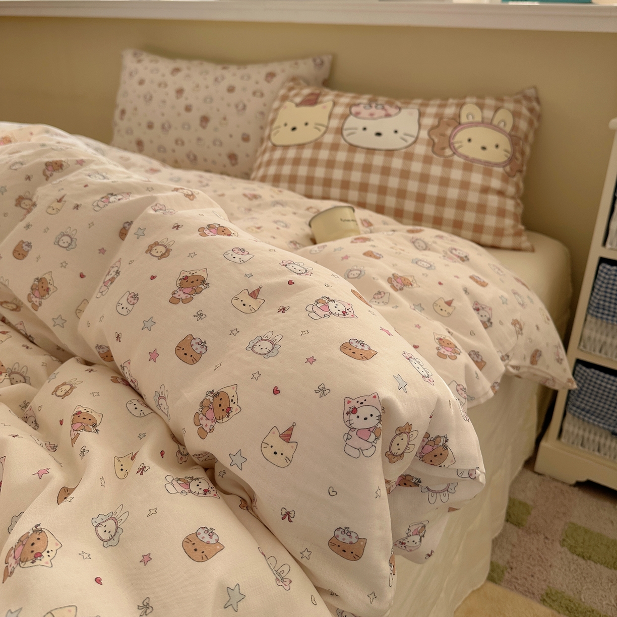 91家纺网 家纺一手货源 找家纺 耀悦家纺 2026新款双层纱全棉四件套大版枕套混搭款博主ins风格款纯棉四件套 闪耀萌宠喵