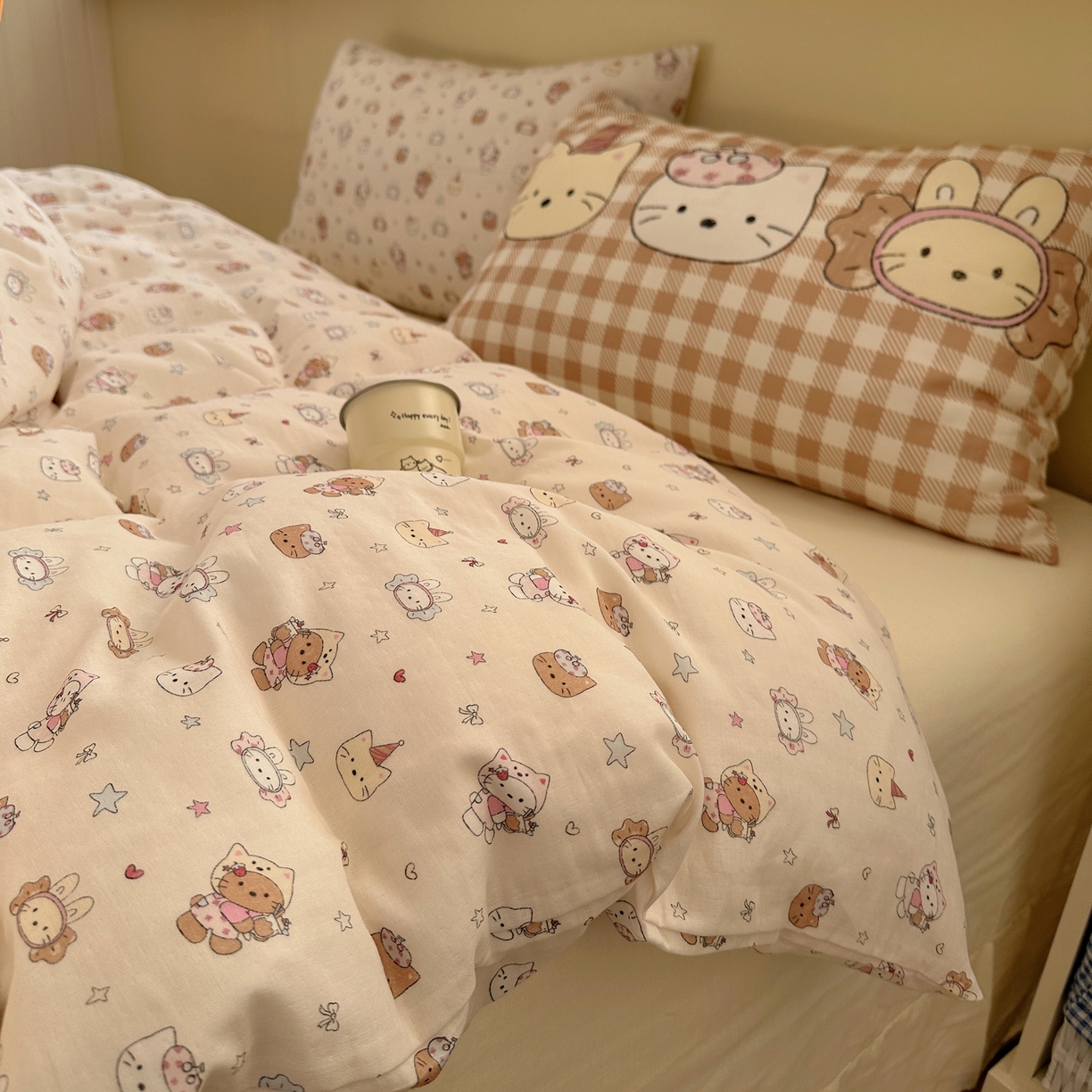 91家纺网 家纺一手货源 找家纺 耀悦家纺 2026新款双层纱全棉四件套大版枕套混搭款博主ins风格款纯棉四件套 闪耀萌宠喵