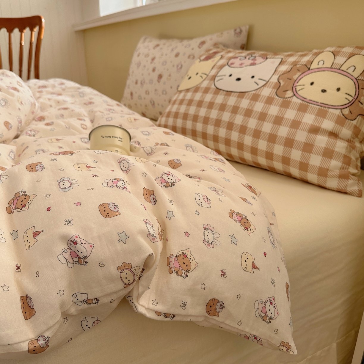 91家纺网 家纺一手货源 找家纺 耀悦家纺 2026新款双层纱全棉四件套大版枕套混搭款博主ins风格款纯棉四件套 闪耀萌宠喵