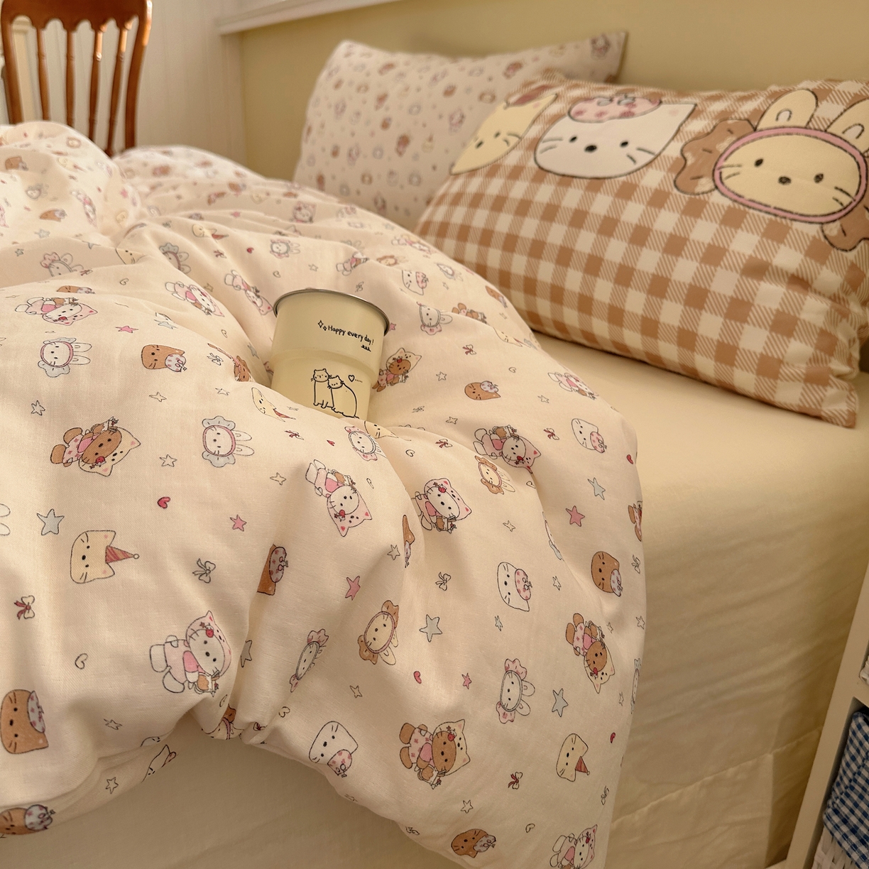 91家纺网 家纺一手货源 找家纺 耀悦家纺 2026新款双层纱全棉四件套大版枕套混搭款博主ins风格款纯棉四件套 闪耀萌宠喵