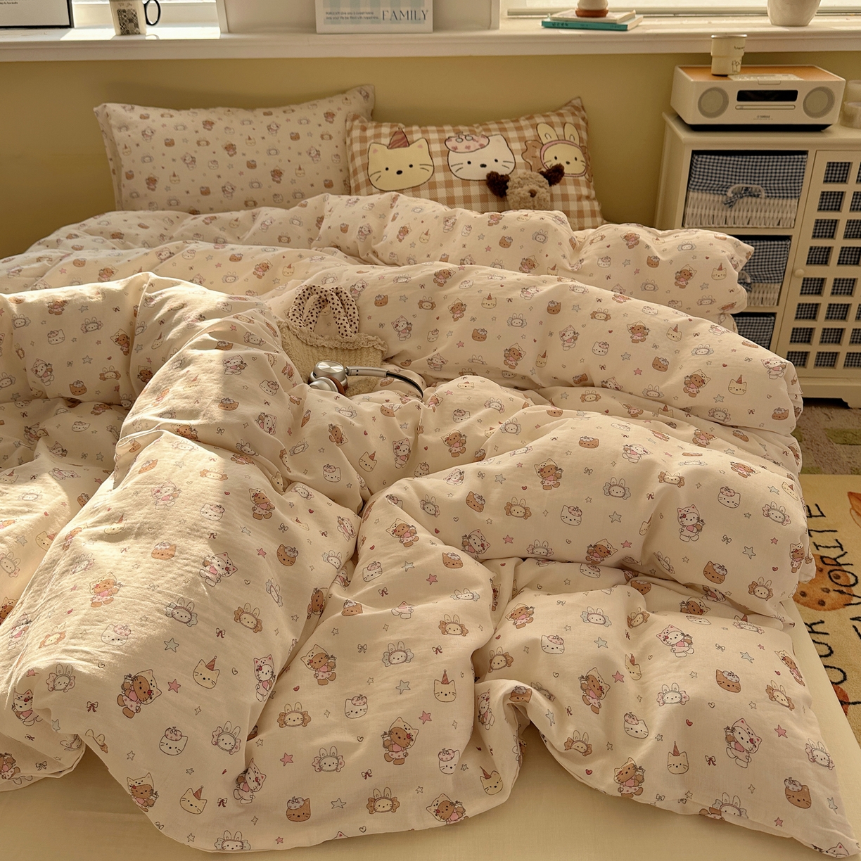 91家纺网 家纺一手货源 找家纺 耀悦家纺 2026新款双层纱全棉四件套大版枕套混搭款博主ins风格款纯棉四件套 闪耀萌宠喵