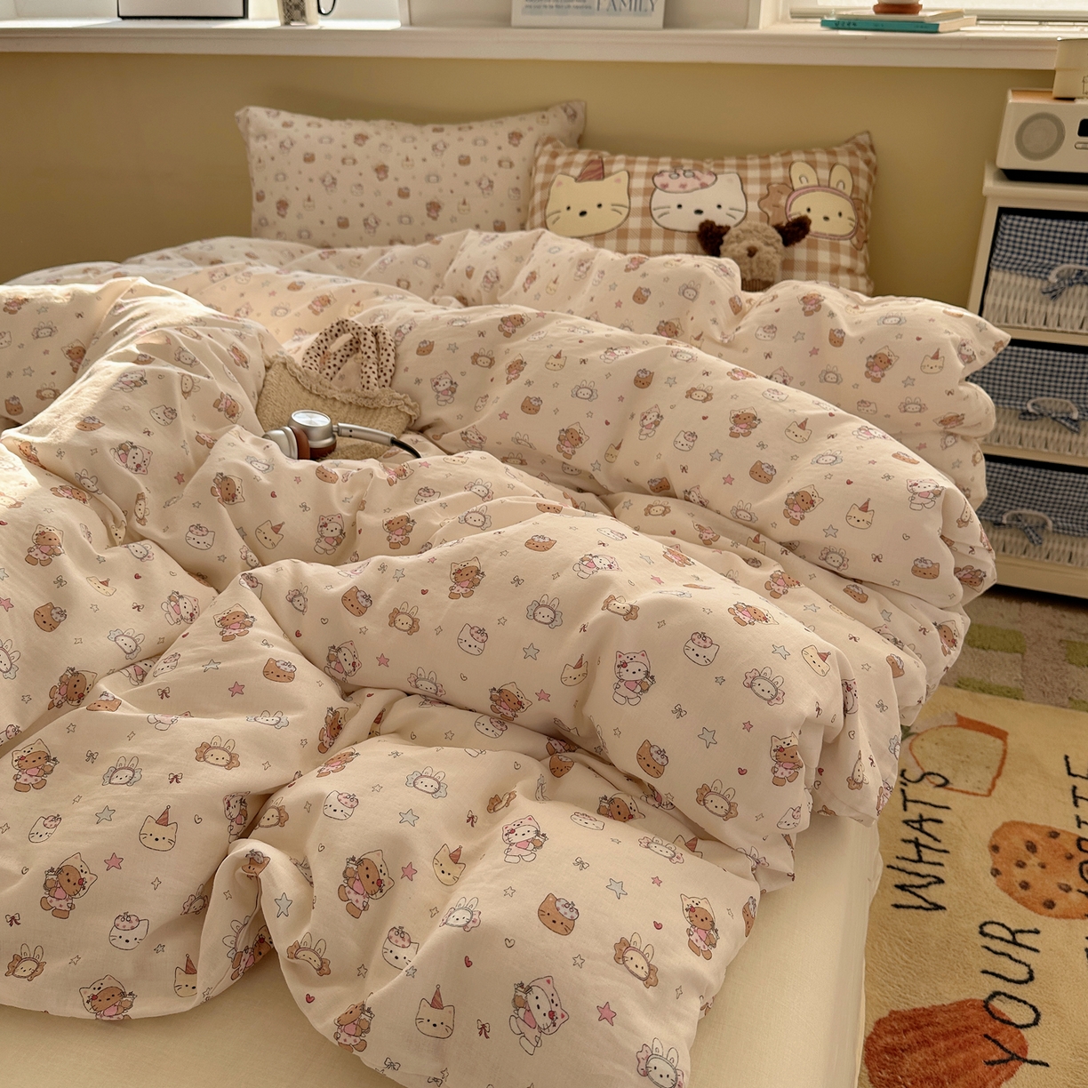 91家纺网 家纺一手货源 找家纺 耀悦家纺 2026新款双层纱全棉四件套大版枕套混搭款博主ins风格款纯棉四件套 闪耀萌宠喵