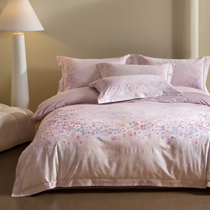 91家纺网 家纺一手货源 找家纺 U品汇 2026新品纯棉全棉平网大版数码印花四件套高端60支长绒棉贡缎埋绳宽边系列 浅春织梦（紫）