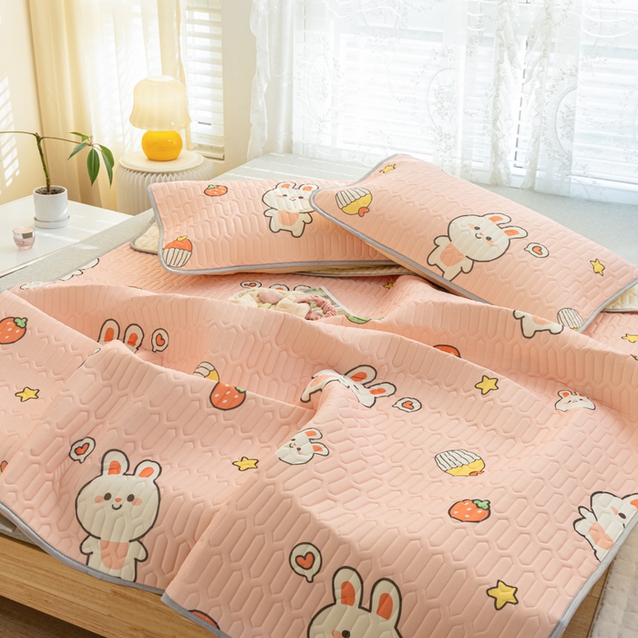 91家纺网 家纺一手货源 找家纺 优雅星家纺 2026新款凉感丝印花乳胶凉席 仔仔兔