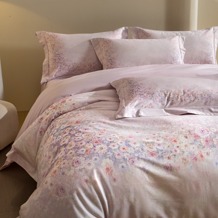 91家纺网 家纺一手货源 找家纺 U品汇 2026新品纯棉全棉平网大版数码印花四件套高端60支长绒棉贡缎埋绳宽边系列 浅春织梦（紫）