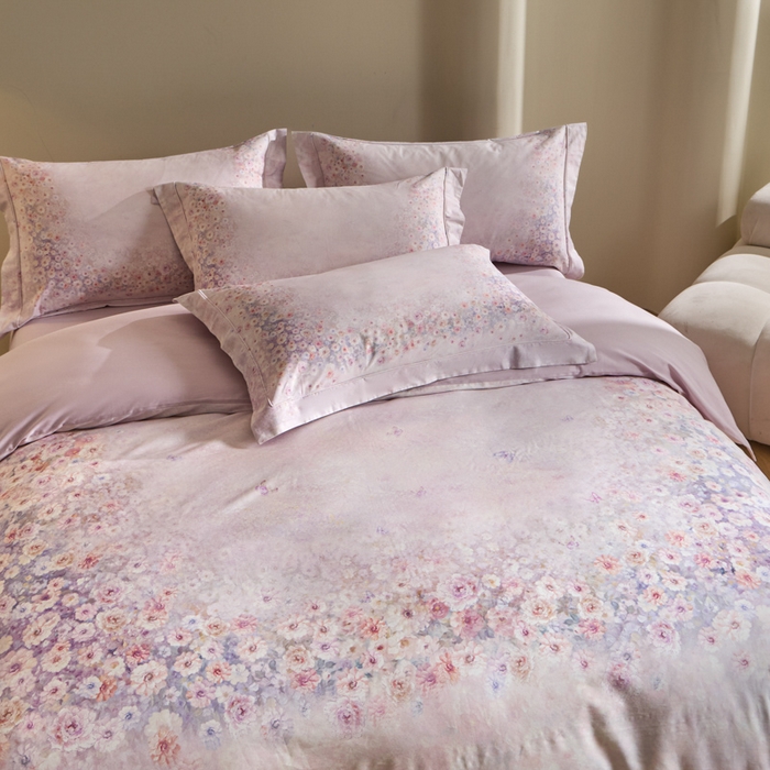 91家纺网 家纺一手货源 找家纺 U品汇 2026新品纯棉全棉平网大版数码印花四件套高端60支长绒棉贡缎埋绳宽边系列 浅春织梦（紫）