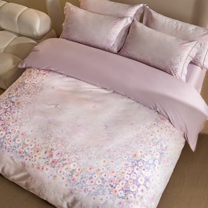 91家纺网 家纺一手货源 找家纺 U品汇 2026新品纯棉全棉平网大版数码印花四件套高端60支长绒棉贡缎埋绳宽边系列 浅春织梦（紫）