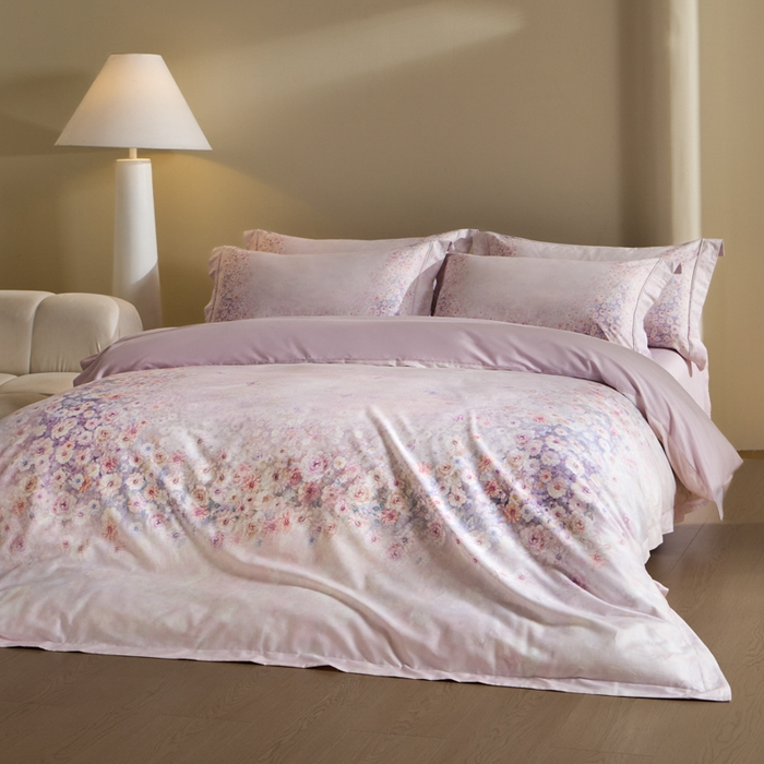 91家纺网 家纺一手货源 找家纺 U品汇 2026新品纯棉全棉平网大版数码印花四件套高端60支长绒棉贡缎埋绳宽边系列 浅春织梦（紫）