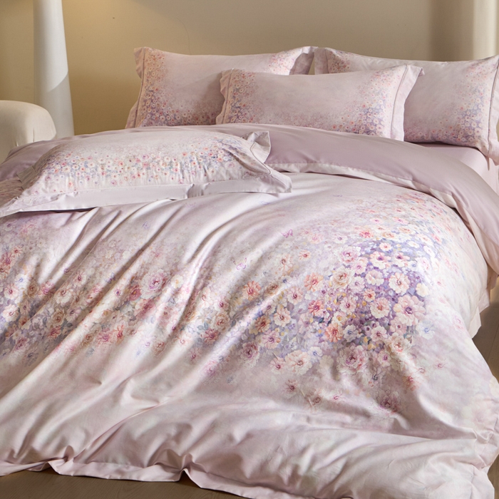 91家纺网 家纺一手货源 找家纺 U品汇 2026新品纯棉全棉平网大版数码印花四件套高端60支长绒棉贡缎埋绳宽边系列 浅春织梦（紫）