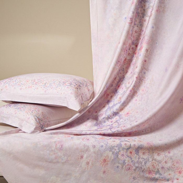 91家纺网 家纺一手货源 找家纺 U品汇 2026新品纯棉全棉平网大版数码印花四件套高端60支长绒棉贡缎埋绳宽边系列 浅春织梦（紫）