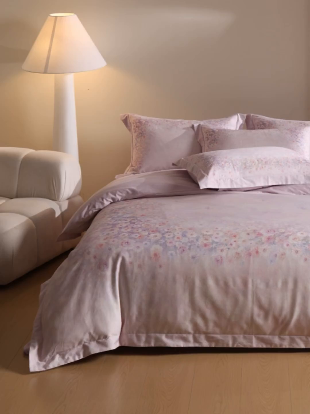 91家纺网 家纺一手货源 找家纺 U品汇 2026新品纯棉全棉平网大版数码印花四件套高端60支长绒棉贡缎埋绳宽边系列 浅春织梦（紫）