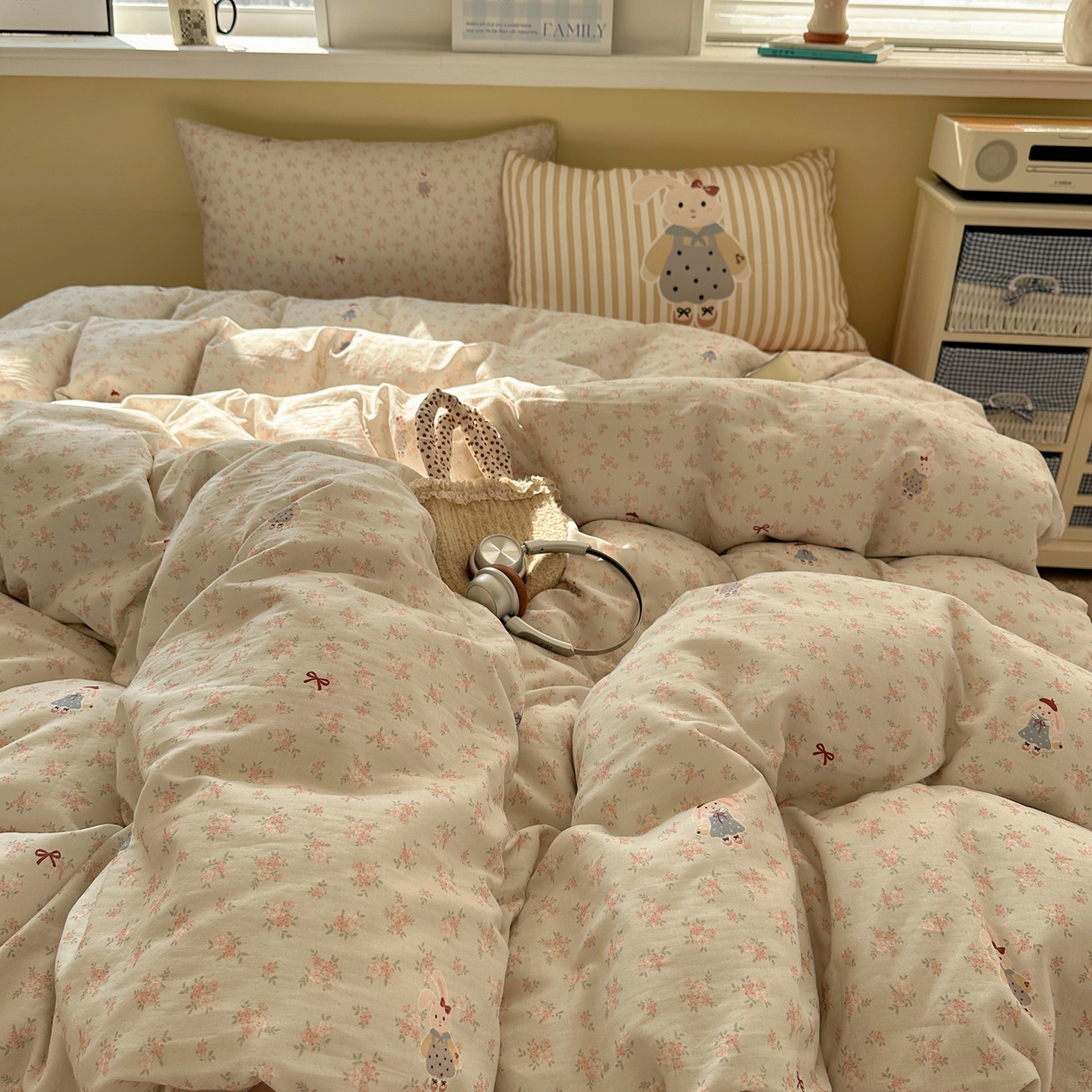 91家纺网 家纺一手货源 找家纺 耀悦家纺 2026新款双层纱全棉四件套大版枕套混搭款博主ins风格款纯棉四件套 碎花格兰兔